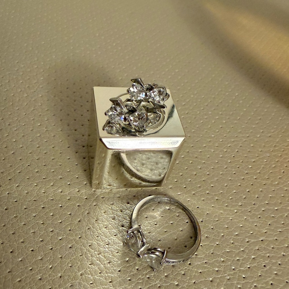 Elegant Silver Jewelry Set - Picture 5 of 7